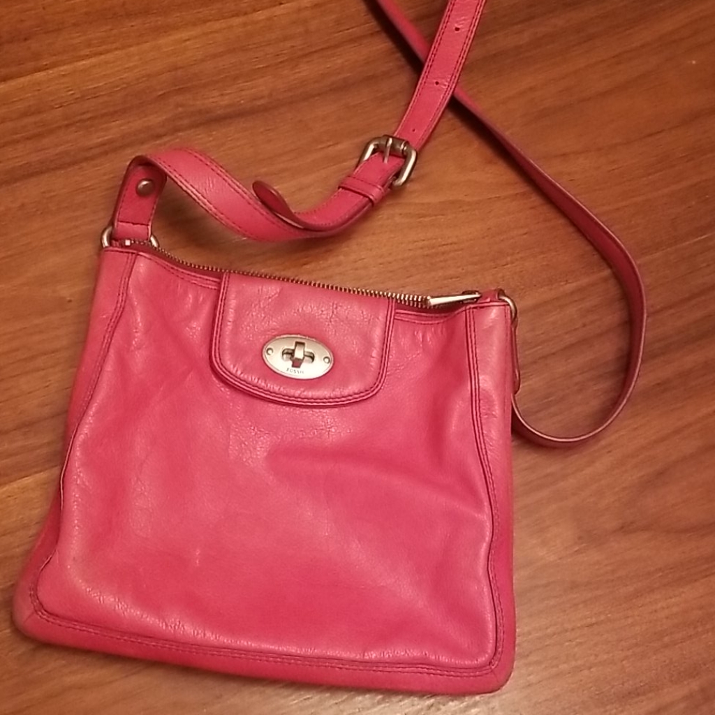 Fossil Pink Leather Well Worn Super Cute Xbody!